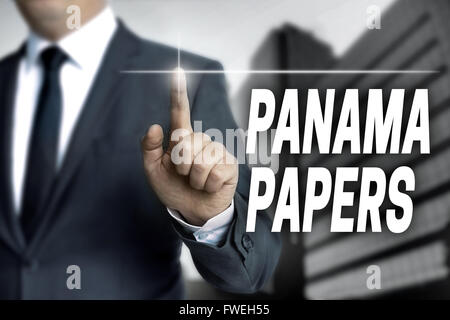 Documents Panama l'écran tactile est exploité par l'homme d'affaires. Banque D'Images