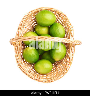 Panier en osier plein de mûres multiples limes, isolé sur la composition fond blanc Banque D'Images