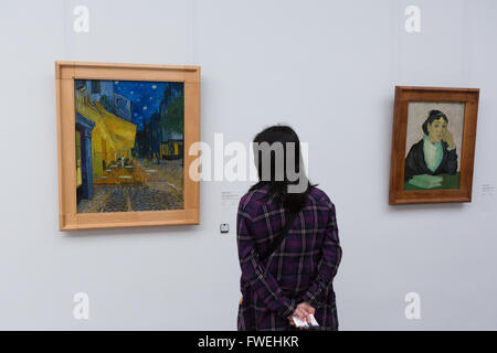 Un visiteur du musée Kröller-Müller dans le parc national De Hoge Veluwe, Pays-Bas, porte sur terrasse d'un Café de Nuit (Place Banque D'Images