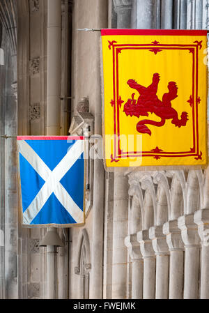 Drapeaux à côté de l'ancienne tombe de Mary Stewart, reine d'Écosse (exécutés par Elizabeth I en 1587) à la cathédrale de Peterborough. Banque D'Images