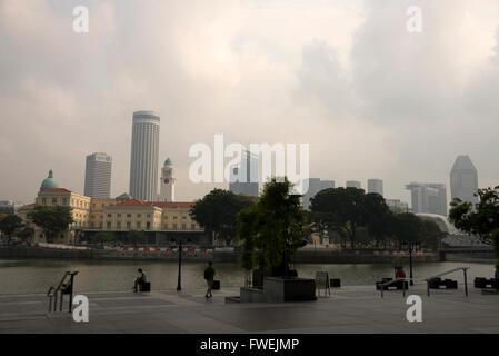 Un smog matinal surplombe les gratte-ciel de Singapour et le quartier des hôtels. Le bâtiment jaune est le Parlement de Singapour sur la rive du Banque D'Images