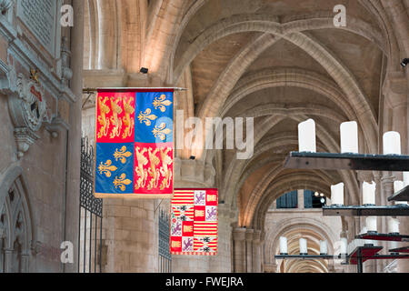 Drapeaux Royal (de l'Angleterre et de Castille et Léon) au-dessus de la tombe de la reine Catherine d'Aragon, la première épouse du roi Henry VIII. Banque D'Images