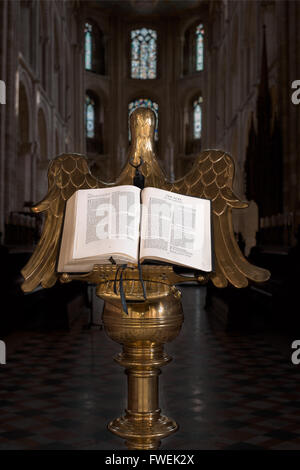 Bible sur un aigle lutrin à la cathédrale St Pierre, St Paul et St Andrew (construit en tant qu'abbaye en 1118) à Peterborough. Banque D'Images