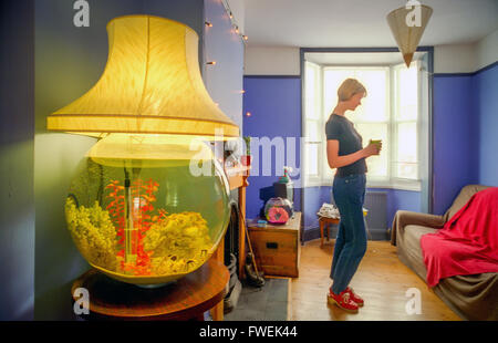 Melissa Perkins, de Brighton, avec ses poissons inhabituelle-réservoir. Banque D'Images