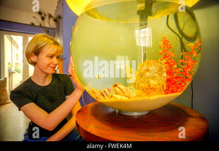 Melissa Perkins, de Brighton, avec ses poissons inhabituelle-réservoir. Banque D'Images