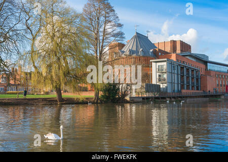 Swan Theatre, vue sur le Swan Theatre, qui fait partie du Royal Shakespeare Theatre, situé le long de la rivière Avon, dans le centre de Stratford Upon Avon, au Royaume-Uni Banque D'Images