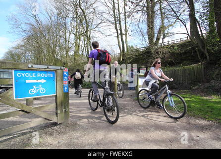 Cyclistes sur la piste de Tissington comme il traverse la piste en parking, Tissington Derbyshire Dales, England UK Banque D'Images