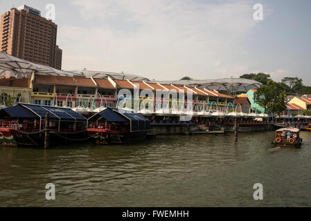 Une rangée d'anciens entrepôts coloniaux, maintenant la plupart des restaurants et des bars le long de Clarke Quay sur la rivière Singapour à Singapour. Banque D'Images