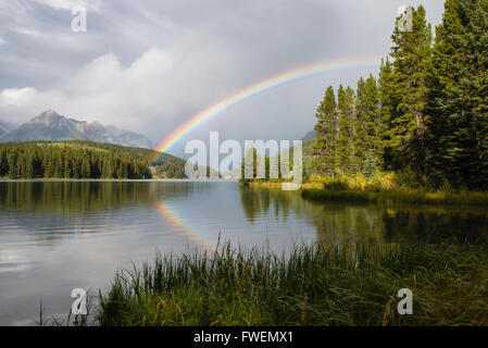 Arc-en-ciel sur le lac Two Jack, Banff National Park, Alberta Canadian Rockies, province, Canada Banque D'Images