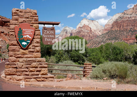 Entrée avec panneau d'entrée à l'Zion National Park, Utah, USA Banque D'Images