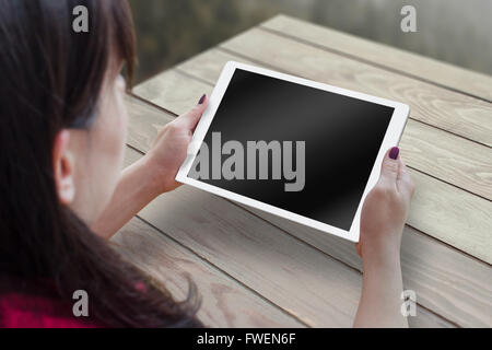 Comprimé blanc, blanc, blanc avec écran isolé pour femme en maquette la main. Tableau de l'arrière-plan. Banque D'Images