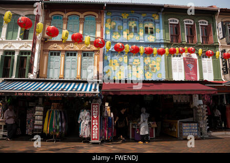 Une rangée de pastel couleur immeubles et commerces sur Pagoda Street dans le quartier chinois, un quartier ancien à Singapour Banque D'Images