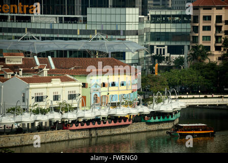 Une rangée d'anciens entrepôts coloniaux, maintenant la plupart des restaurants et des bars le long de Clarke Quay sur la rivière Singapour à Singapour. Banque D'Images