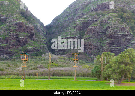 Un camp sur la côte nord d'Oahu à Hawaii a un cours de stunt pour la formation et le plaisir entre la végétation tropicale et Banque D'Images