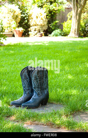 Une épouse va lancer sur ces bottes de cow-boy et les porter pour son mariage. Banque D'Images