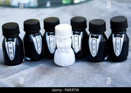 These party favors are containers of bubbles at a wedding. The photographs here represent the bridal party lined up together. Banque D'Images