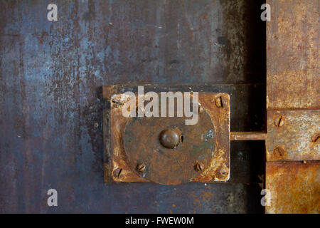 Un détail de verrouillage de la poignée de porte sur un vieux bâtiment dans la porte à un restaurant. Banque D'Images