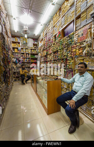 Commerçants assis dans une boutique au souk Mutrah brocade, Muscat, Oman, Middle East Banque D'Images