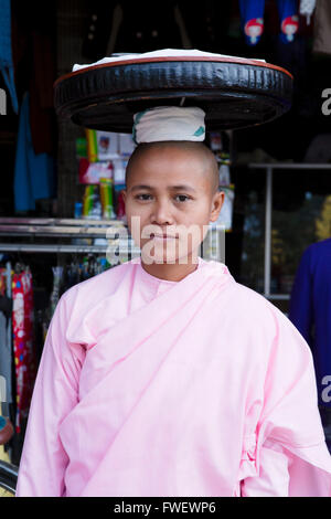 Religieuse bouddhiste en robes traditionnelles, Monywa, Rhône-Alpes, au Myanmar, en Asie du sud-est Banque D'Images