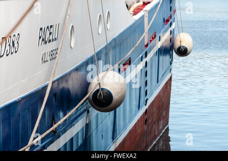 Garde-boue sur le côté d'un chalutier à Killybegs, Irlande. Banque D'Images