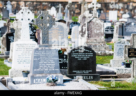 Les pierres tombales dans un cimetière. Banque D'Images