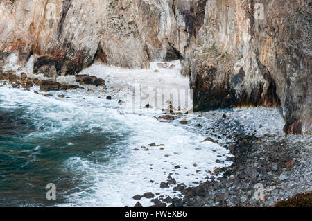 Grottes au bas de falaises, utilisés dans le passé pour la contrebande. Banque D'Images