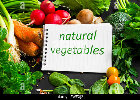 Les légumes verts et naturel avec châssis remarque, tomates, carottes, oignons, épinards, avocat, menthe et persil, piment, sel et pepp Banque D'Images