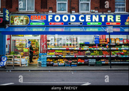 Turkish corner shop/ licence off Tottenham, London, UK Banque D'Images