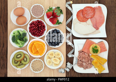 Régime alimentaire à haute teneur en protéines des aliments super de viandes, poissons et œufs, avec des fruits, des légumes et de l'açaï et maca poudre du supplément. Banque D'Images