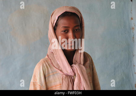 Jeune femme, Village nubien, le long du Nil bend Banque D'Images