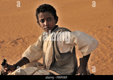 Méroé, pyramides de la nécropole royale, Boy Riding Camel Banque D'Images