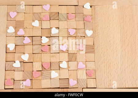 Blocs en bois brun avec des coeurs disposés sur les blocs Banque D'Images