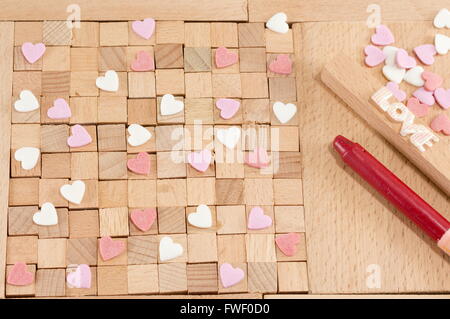 Blocs en bois brun avec des coeurs disposés sur les blocs Banque D'Images