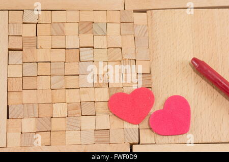 Blocs en bois brun avec des coeurs disposés sur les blocs Banque D'Images
