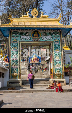 Le Népal, Katmandou, Swayambhunath. Le portail de l'escalier menant à la colline de la Stupa sur le dessus. Banque D'Images