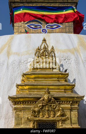 Le Népal, Katmandou, Swayambhunath. Le voit tout, les yeux de Bouddha superviser un sanctuaire bouddhiste sous le stupa. Banque D'Images