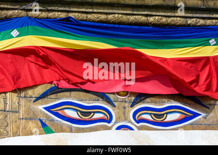 Le Népal, Katmandou, Swayambhunath. Les yeux de Bouddha All-Seeing contempler d'en haut du stupa de Swayambhunath. Banque D'Images