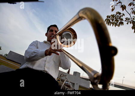 Un homme jouant de la trompette à Balboa, Panama Av Banque D'Images
