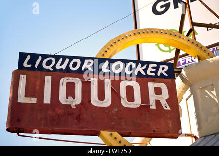 Une enseigne lumineuse pour la liqueur "Locker" à Long Beach, Californie Banque D'Images