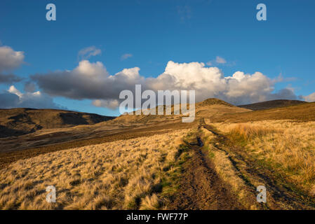 La lumière du soleil du soir sur une colline rocheuse au-dessus de Glossop Derbyshire, dans le nord de l'Angleterre. Banque D'Images