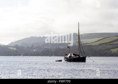 La voile sur la rivière dart,la voile sur la rivière Dart, bateaux à Stoke gabriel avec dittisham en arrière-plan, l'estuaire de la rivière Dart Banque D'Images