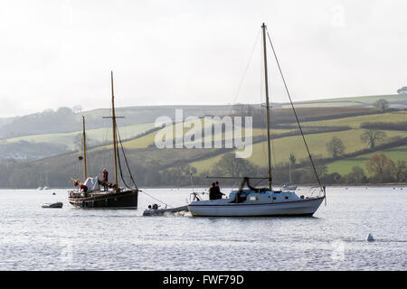 La voile sur la rivière Dart, bateaux à Stoke gabriel avec dittisham en arrière-plan, l'estuaire de la rivière Dart et le paisible mill pon Banque D'Images