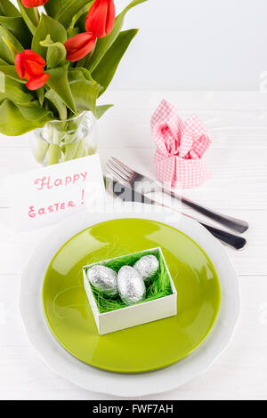 Table de Pâques sur table en bois blanc Banque D'Images