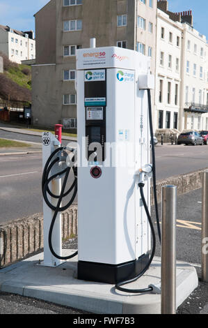 Vue frontale d'un réseau sous tension de la station de recharge de voiture électrique Banque D'Images