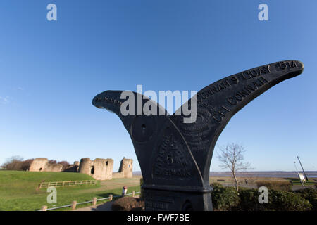 Le sentier du littoral du pays de Galles dans le Nord du Pays de Galles. Vue pittoresque d'un Welsh Millennium Milepost à silex. Banque D'Images