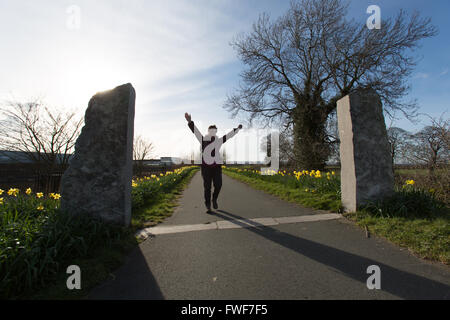 Le sentier du littoral du pays de Galles dans le Nord du Pays de Galles. Une femme célèbre walker, comme elle traverse la fin de la Galles du sentier côtier à Chester. Banque D'Images