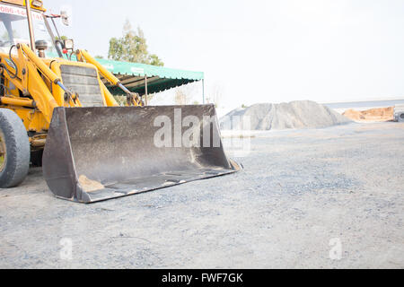 Le vieux seau chargeuses dans zone de construction Banque D'Images