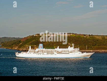 Bateau de croisière 'Thomson Spirit' voiles passé Fort Camden en direction de Roches Point, Irlande après une journée de visite à Cobh, Co. Cork. Banque D'Images