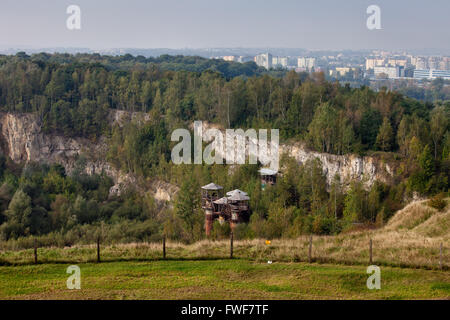 Carrière Liban avec des falaises de calcaire jurassique, et de vieux bâtiments industriels rouillés à Cracovie, Pologne Banque D'Images