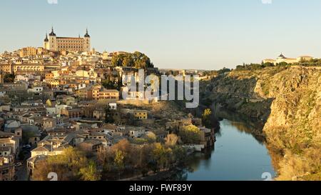 L'Alcazar de Tolède et citadelle de Toledo dans l'après-midi, heure d'or Banque D'Images